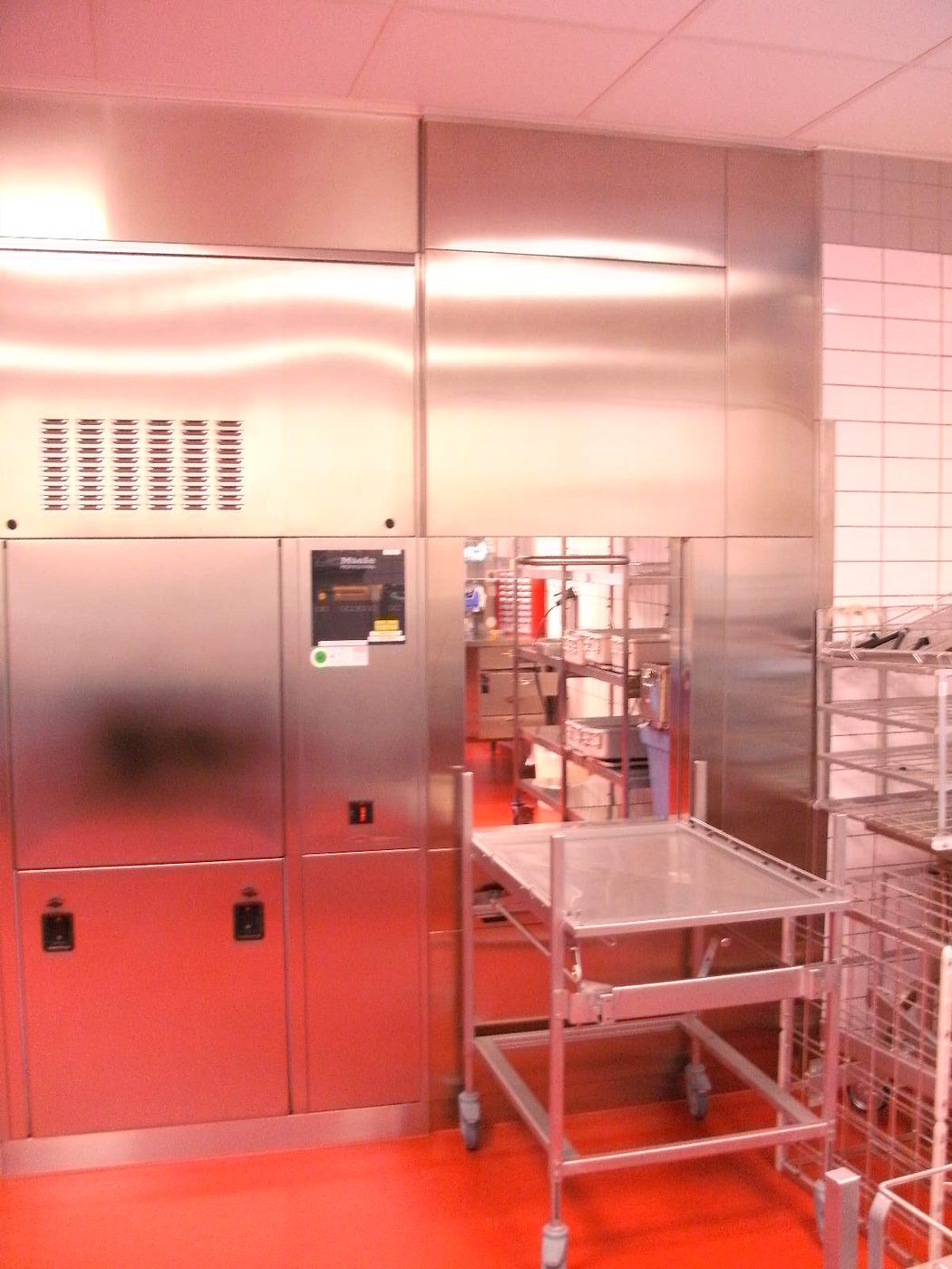 Sterilisation unit with stainless-steel fittings