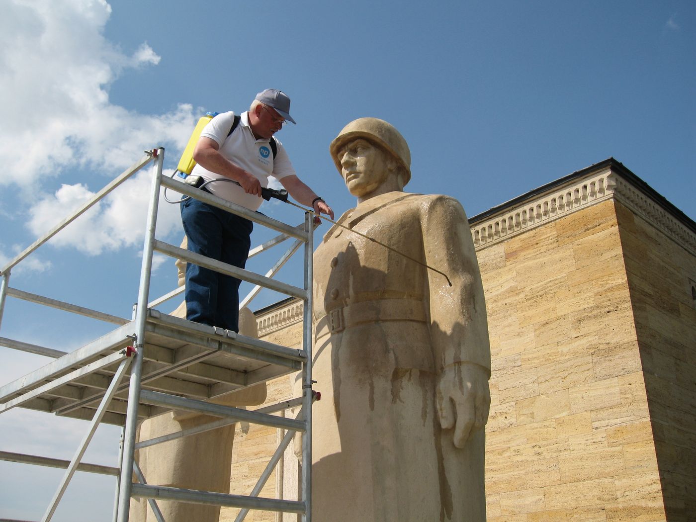 Treating a monumental figure