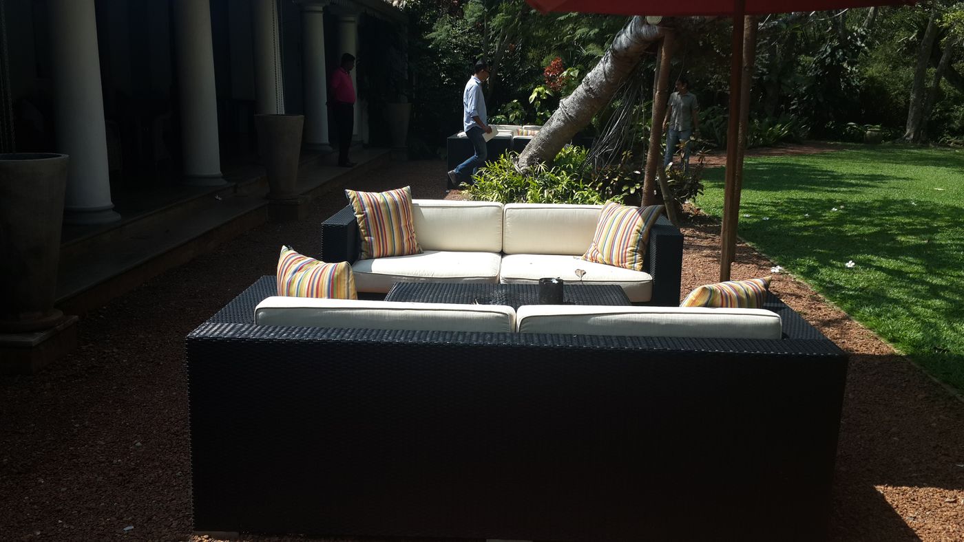Open lounge seating in the garden