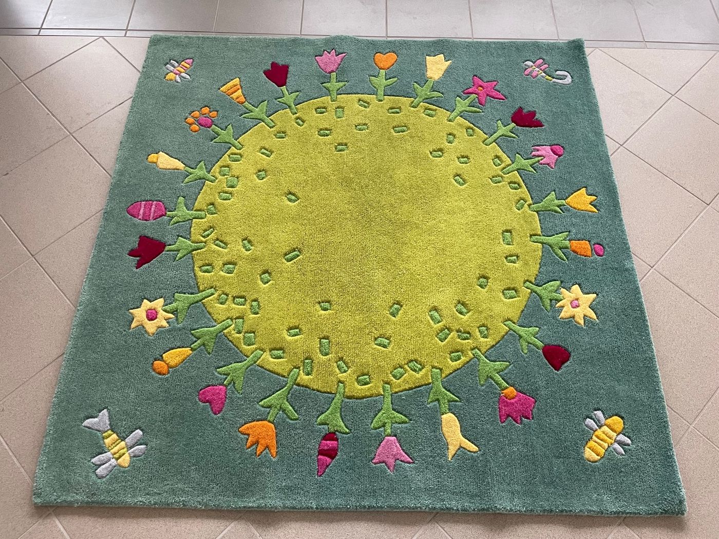 Play carpet with unchanged colour intensity